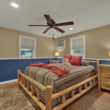 Ohana Ranch Cabin - 12 Minutes To Historic Main St Fredericksburg Buitenkant foto