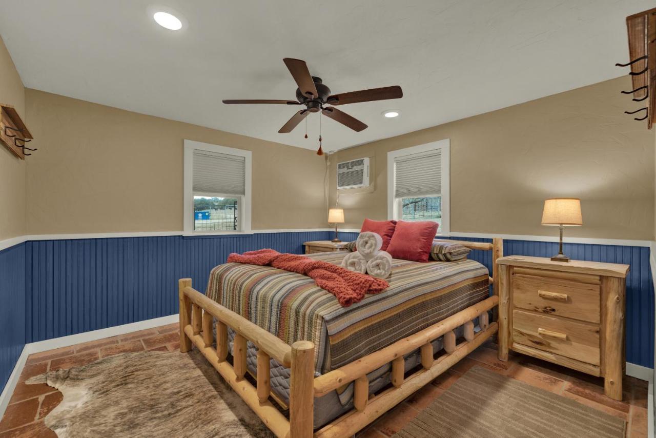 Ohana Ranch Cabin - 12 Minutes To Historic Main St Fredericksburg Buitenkant foto